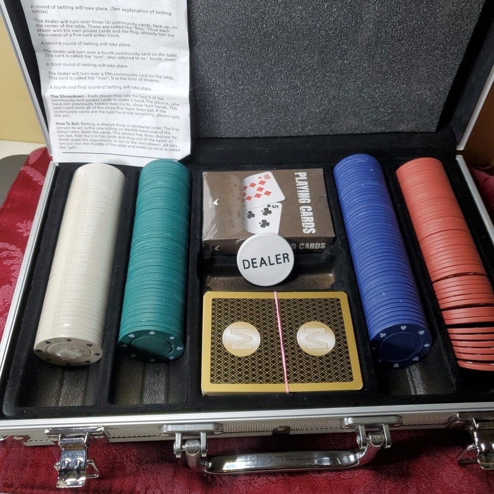 Cardinal 200‎ Piece Poker Set Unisex Silver Aluminum Case Texas Hold Em Gambling
